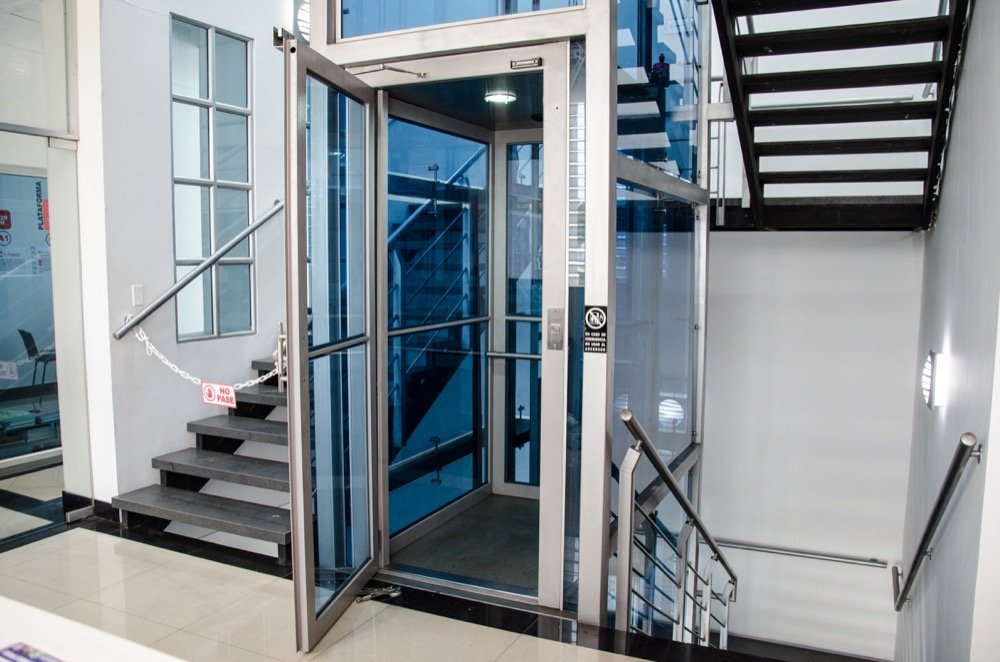 ascensor panorámico puerta abatible PMR