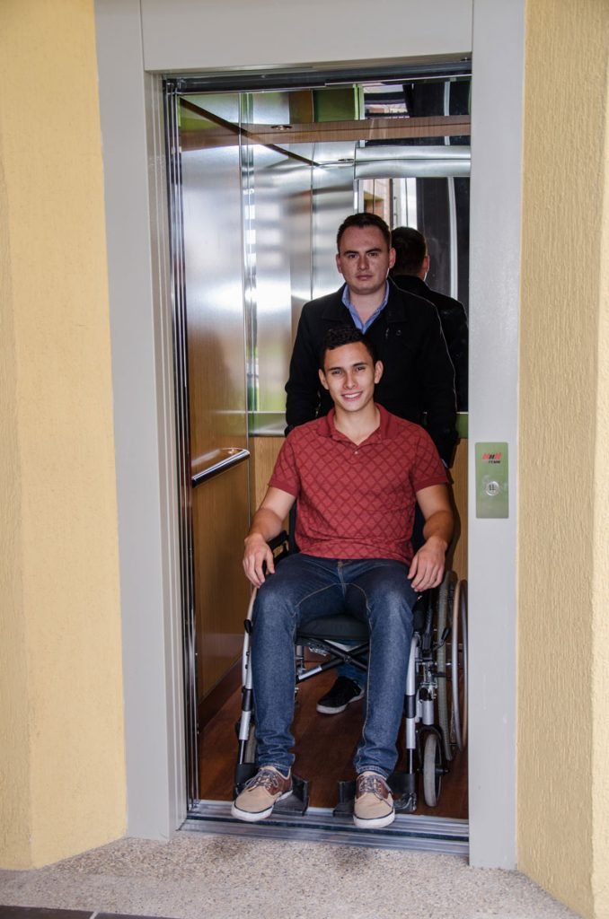 ascensor puertas automáticas discapacitados