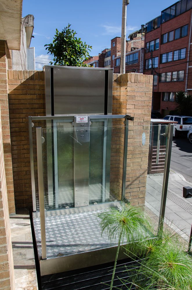 ascensor PMR para personas discapacitadas media cabina