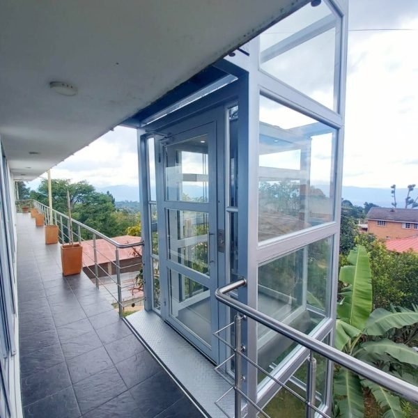 ascensor-pasajero-puerta-batiente-1