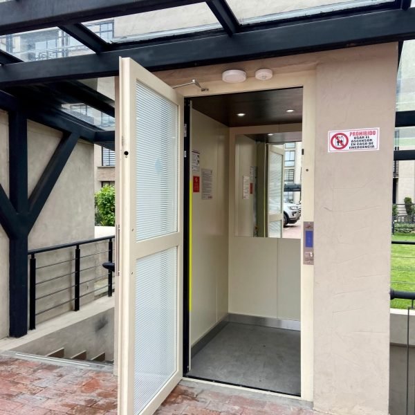 ascensor-pasajero-puerta-batiente-12